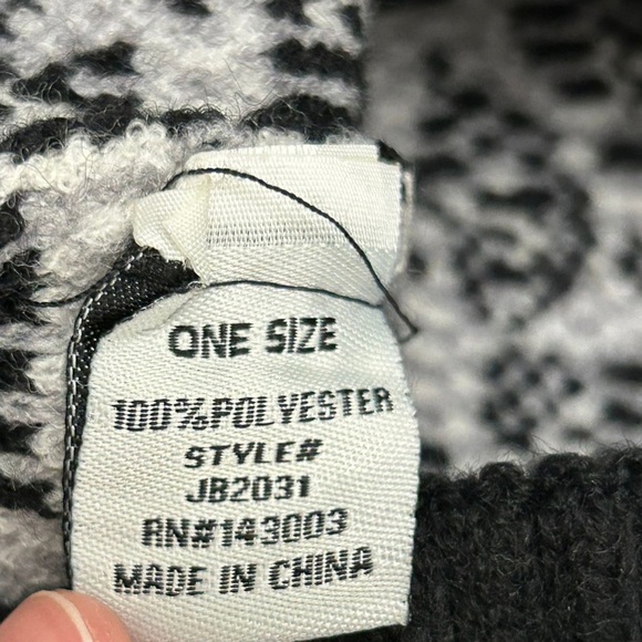 LA Grown Knit Pom-Pom Beanie Hat Animal Print White Black One Size (0336) - Picture 8 of 9